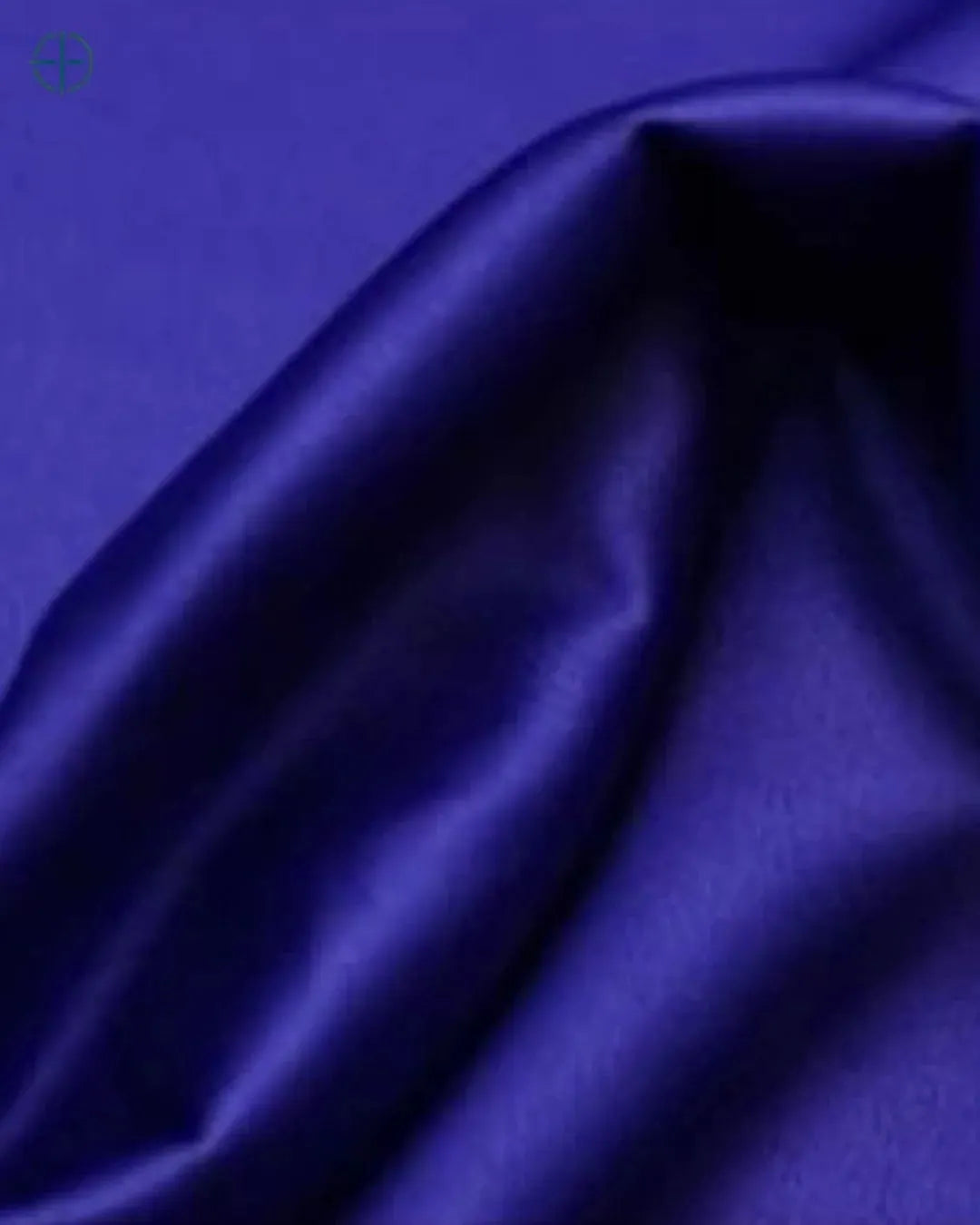 Composição sofisticada com o vestido longo e acessórios de luxo

