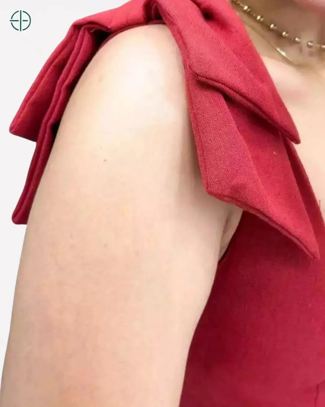 Imagem mostrando o modelo com o vestido, destacando seu caimento fluido e elegante

