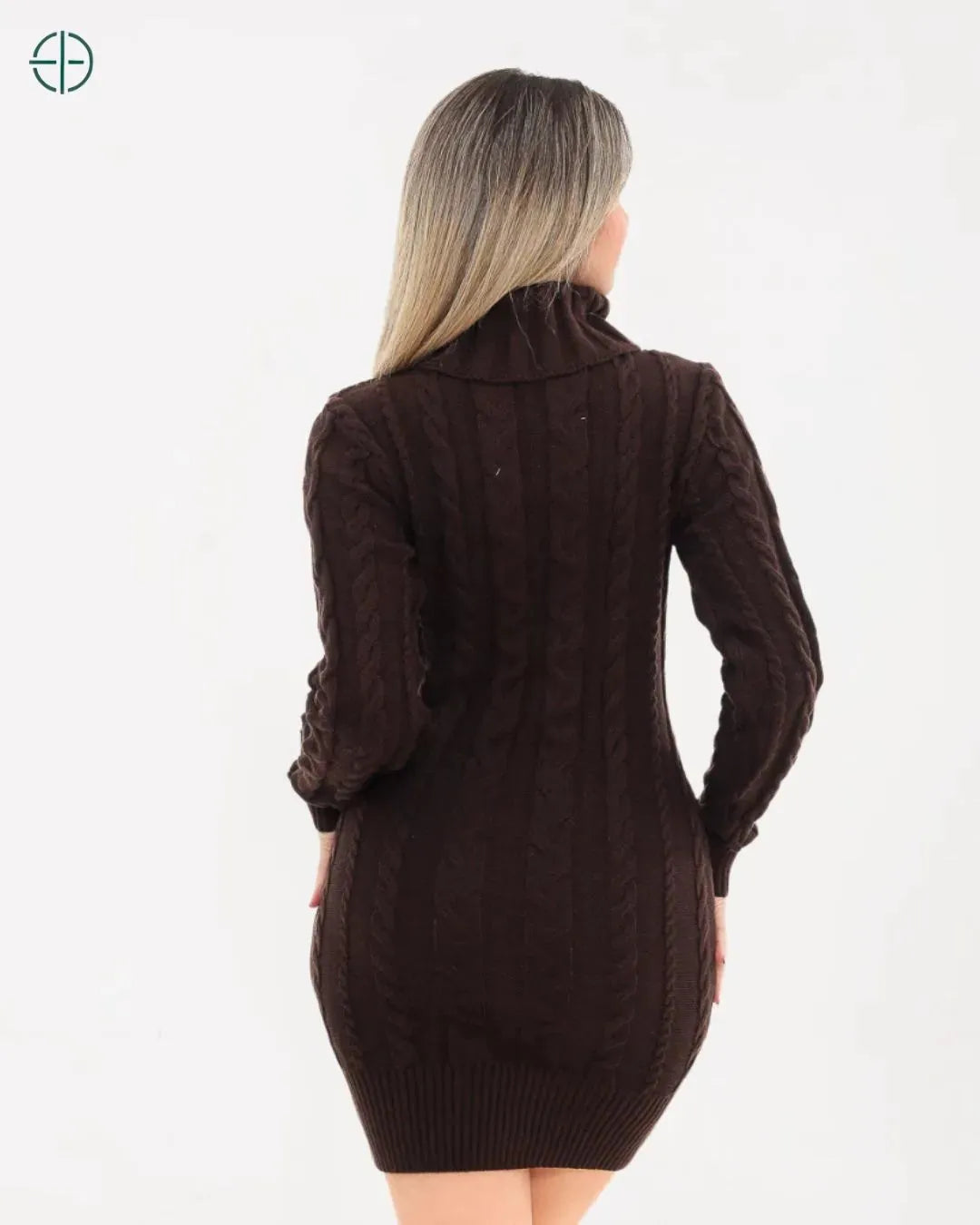 Imagem mostrando o modelo com o vestido tricot gola alta, ideal para looks de inverno e ocasiões elegantes

