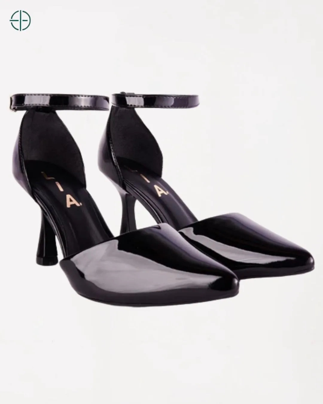 Imagem frontal do scarpin com brilho elegante e salto médio

