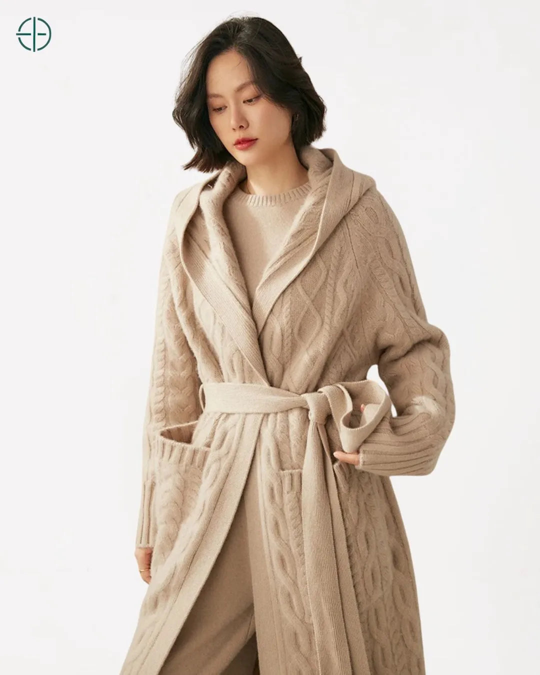 Sobretudo_Longo_Trancado_com_Capuz_100_Caxemira_