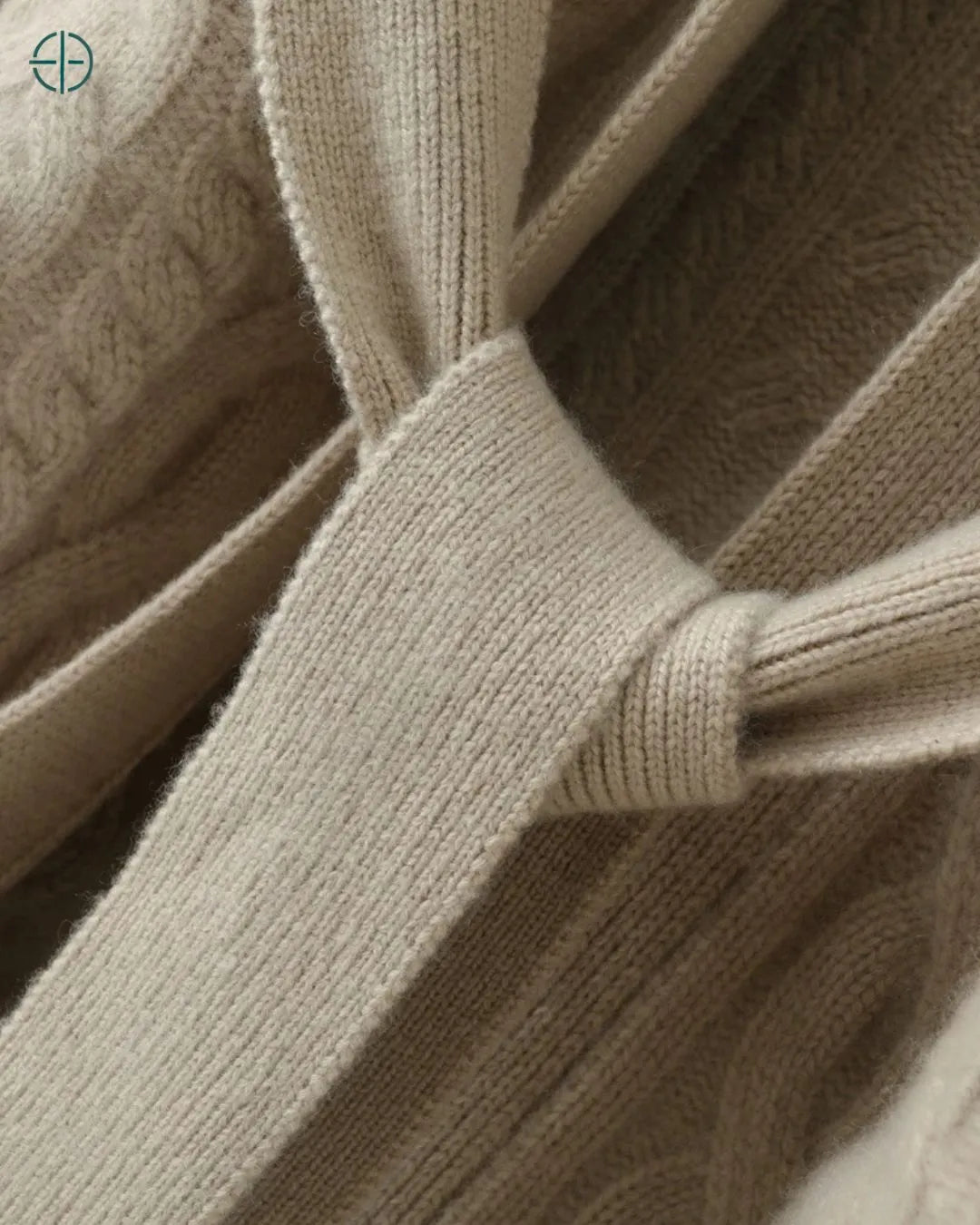 Sobretudo_Longo_Trancado_com_Capuz_100_Caxemira_