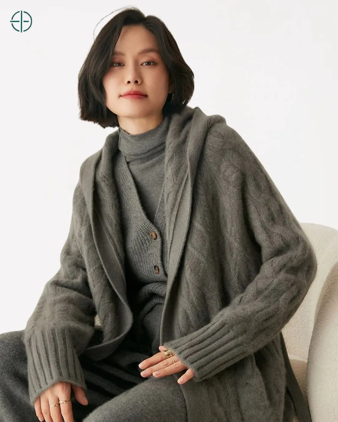 Sobretudo_Longo_Trancado_com_Capuz_100_Caxemira_