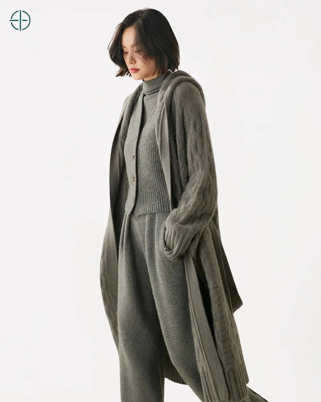 Sobretudo_Longo_Trancado_com_Capuz_100_Caxemira_