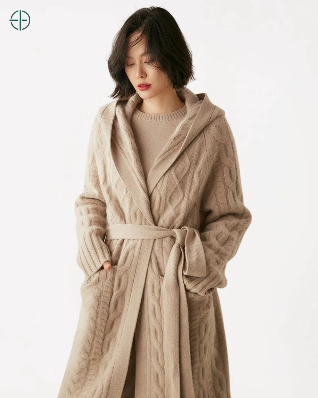 Sobretudo_Longo_Trancado_com_Capuz_100_Caxemira_