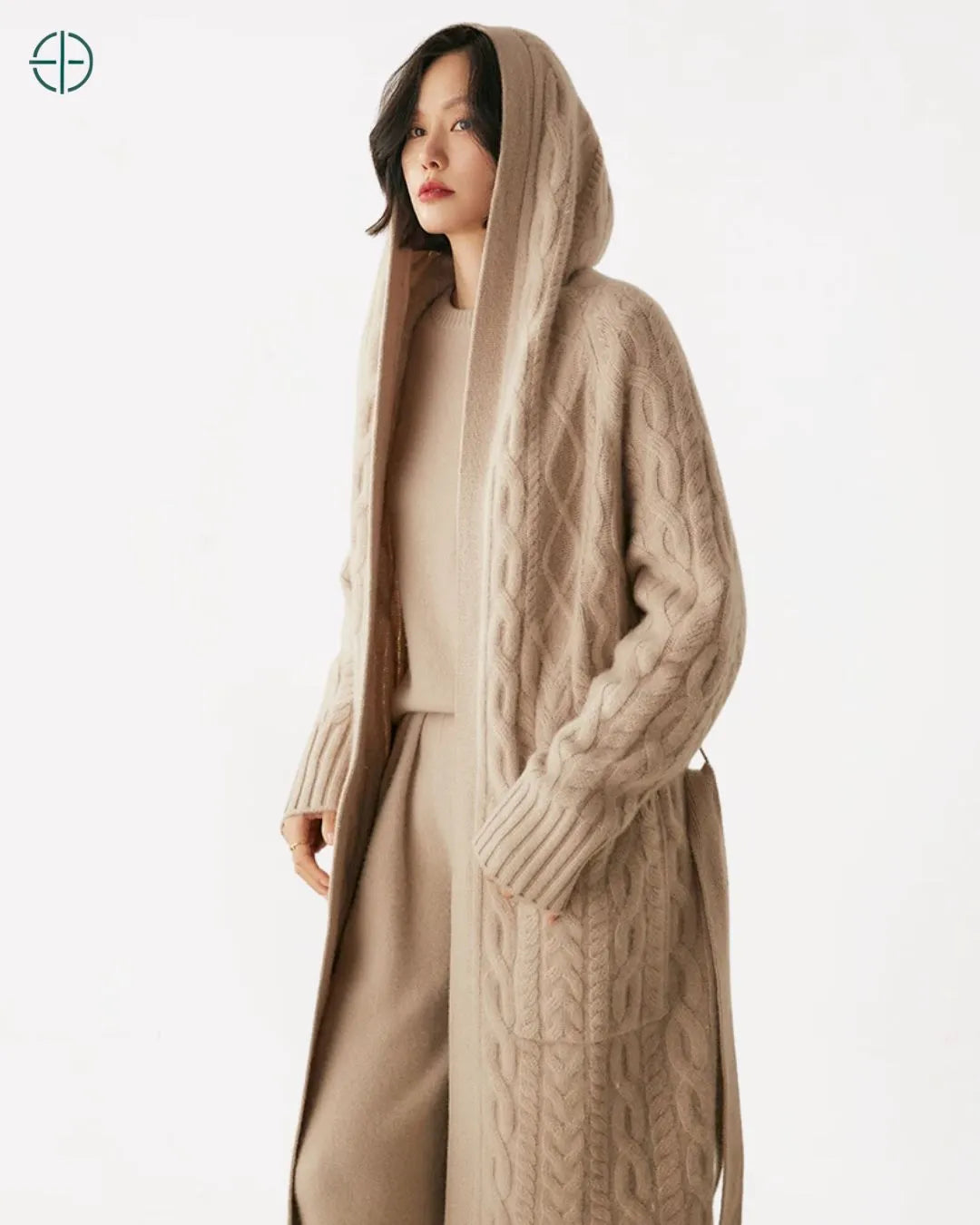 Sobretudo_Longo_Trancado_com_Capuz_100_Caxemira_