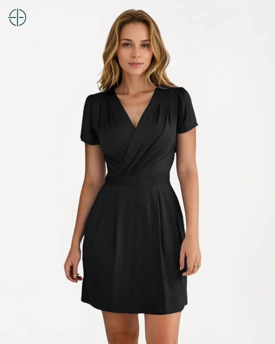 Imagem do vestido curto transpassado, destacando o estilo moderno e sofisticado


