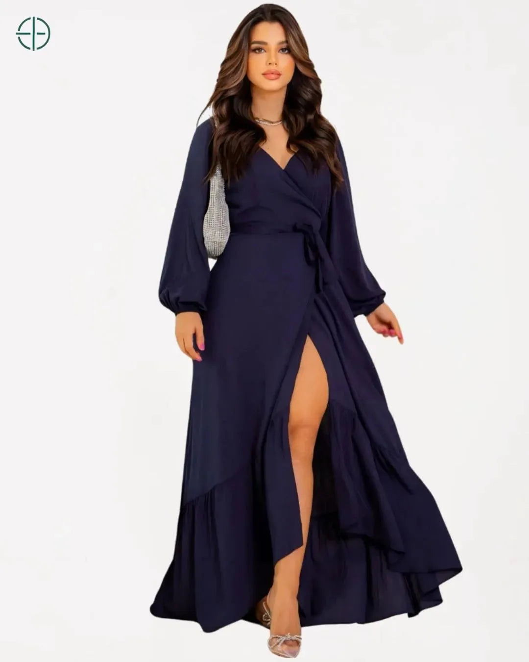 Imagem do vestido longo com manga longa, destacando o decote transpassado e a elegância


