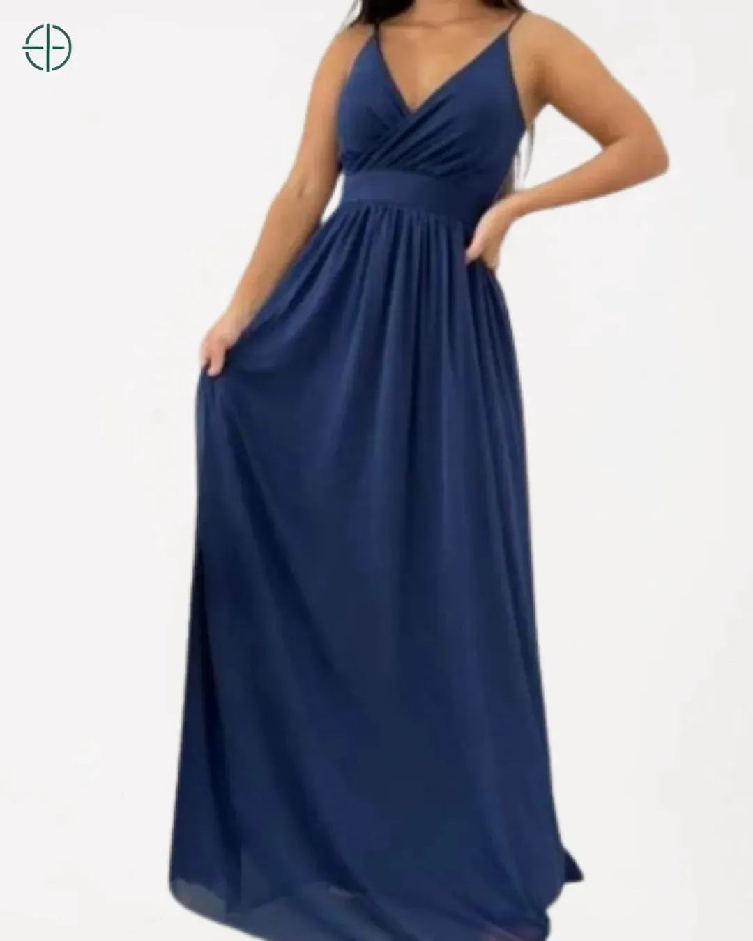 Imagem do vestido longo de festa, destacando o tule forrado e o decote V elegante

