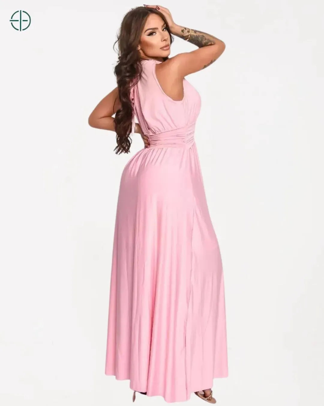 Modelo encantador com movimento fluido e elegante

