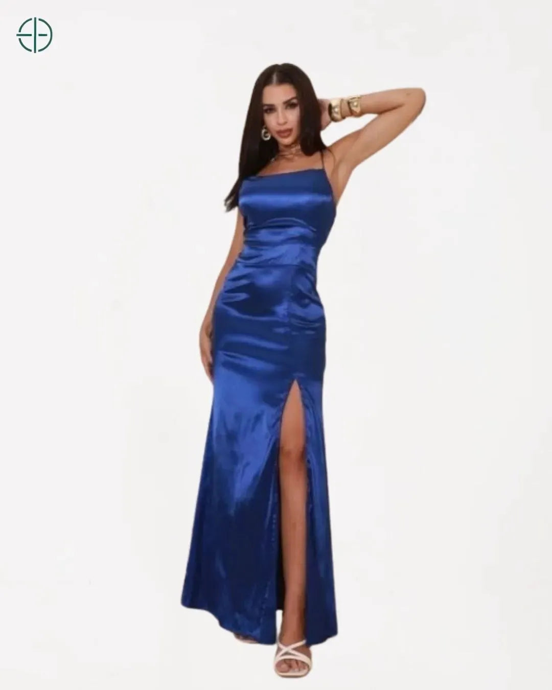 Imagem mostrando a fluidez do vestido com uma fenda lateral discreta

