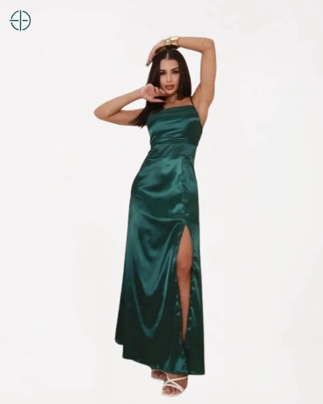 Imagem destacando a parte da frente do vestido com o detalhe da amarração

