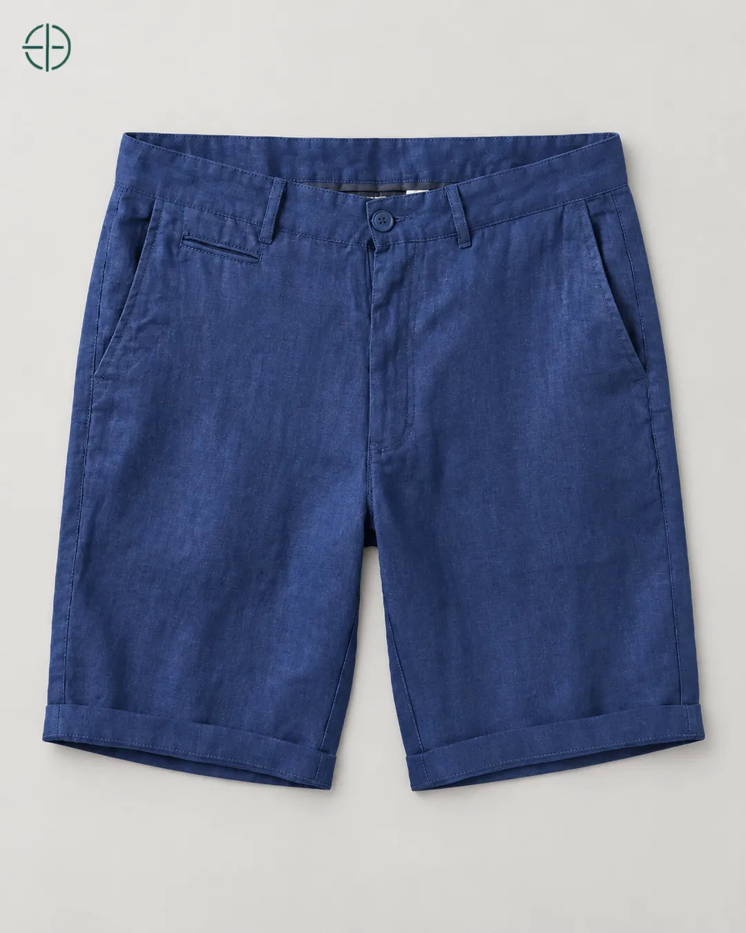 Bermuda 100% Linho Belga Masculina na cor Azul, produto estendido de frente, fotografia hiper-realista em estúdio com fundo cinza ostra. #Cor_Azul