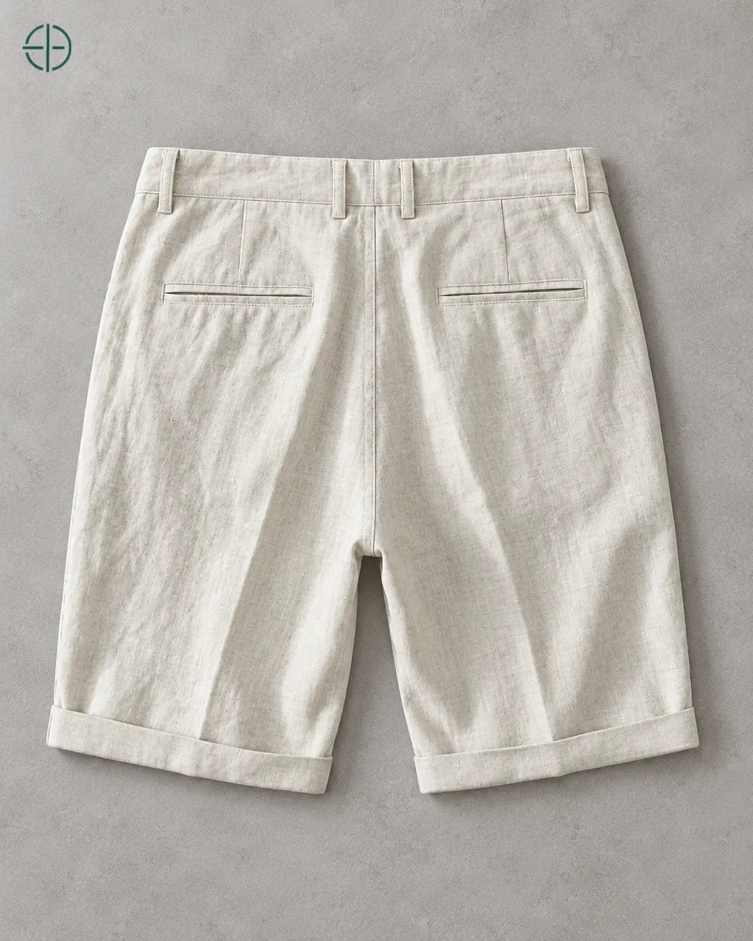 Bermuda 100% Linho Belga Masculina na cor Bege, produto estendido de costas, fotografia hiper-realista em estúdio com fundo cinza ostra. #Cor_Bege