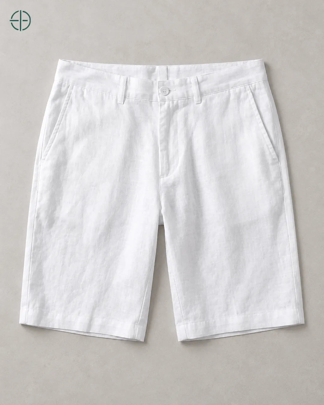 Bermuda 100% Linho Belga Masculina na cor Branco, produto estendido de frente, fotografia hiper-realista em estúdio com fundo cinza ostra. #Cor_Branco