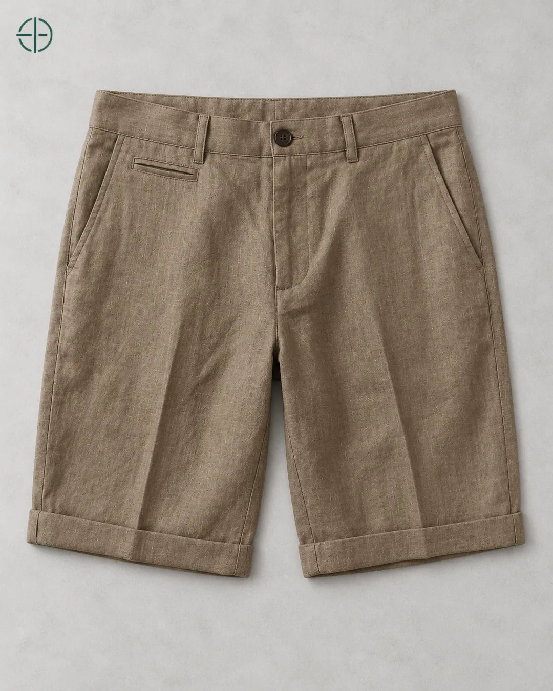 Bermuda 100% Linho Belga Masculina na cor Marrom, produto estendido de frente, fotografia hiper-realista em estúdio com fundo cinza ostra. #Cor_Marrom