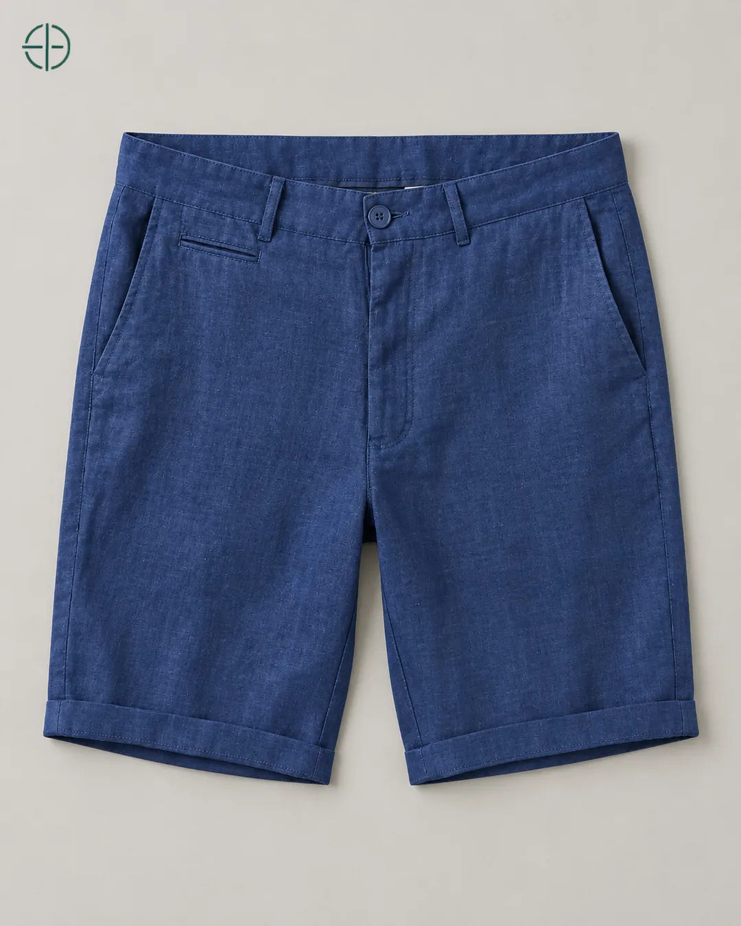 Bermuda 100% Linho Belga Masculina, cor Azul, bermuda estendida no chão, vista de frente. Fotografia de produto Rest Money.