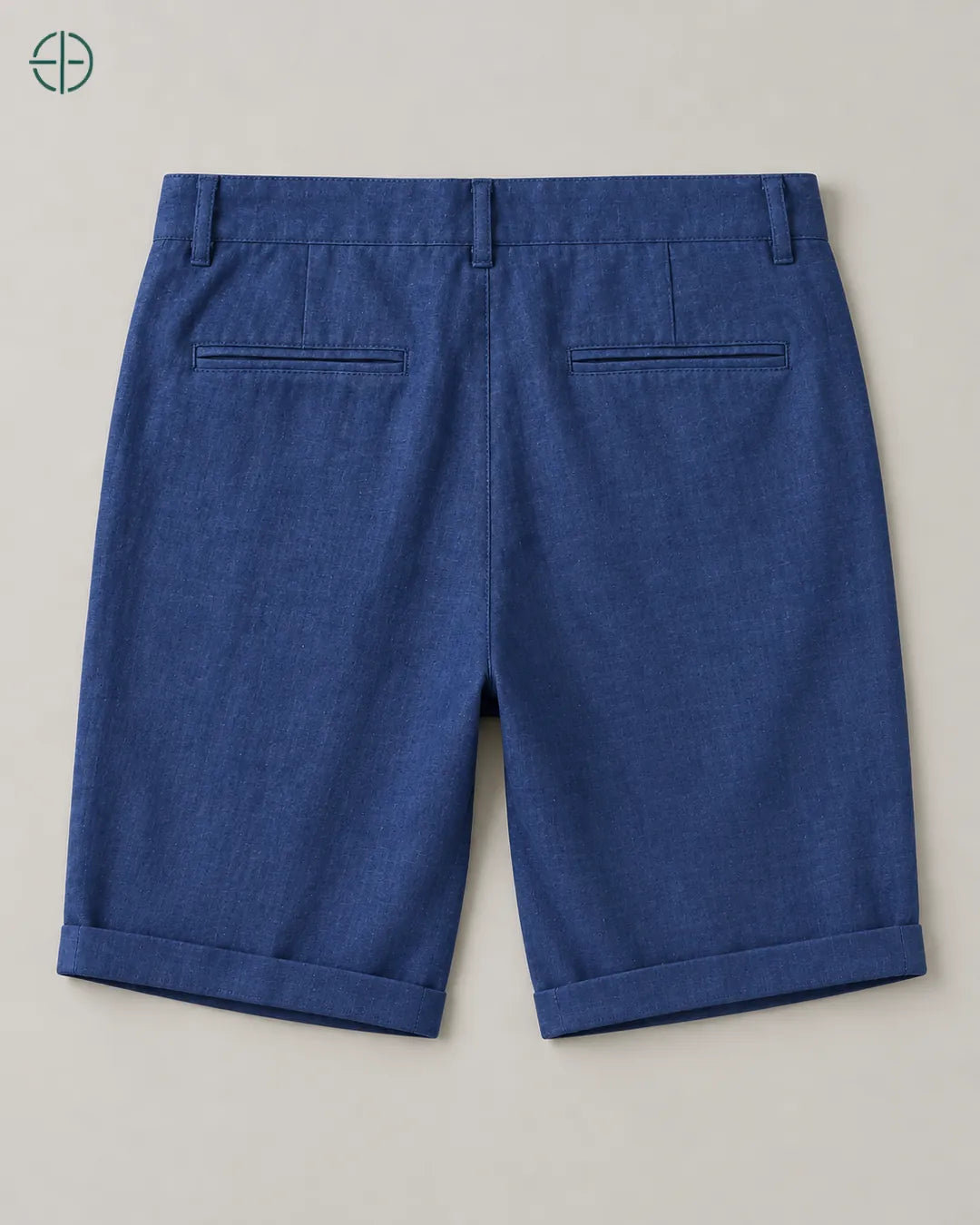 Bermuda 100% Linho Belga Masculina, cor Azul, bermuda estendida no chão, vista de costas. Fotografia de produto Rest Money.