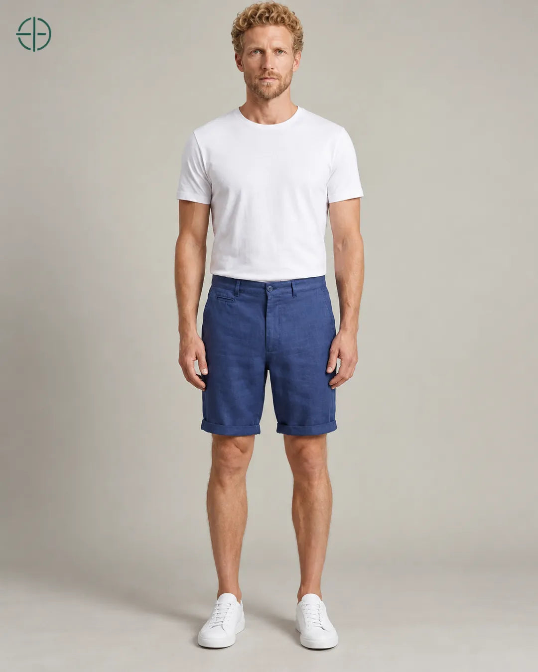 Bermuda 100% Linho Belga Masculina, cor Azul, Modelo de corpo inteiro de frente, em estúdio profissional com fundo cinza ostra.