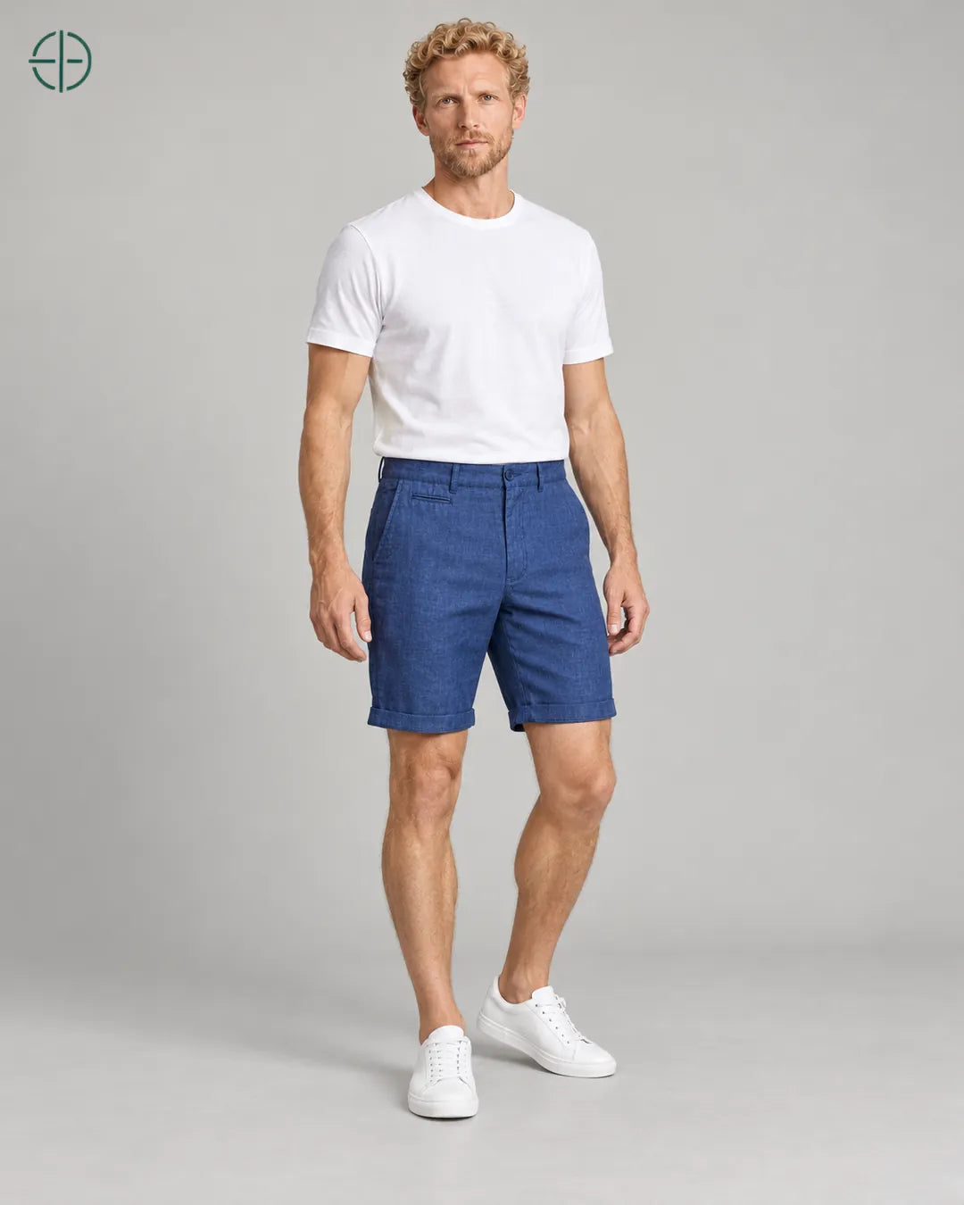 Bermuda 100% Linho Belga Masculina, cor Azul, Caimento em pose natural de três quartos, em estúdio profissional com fundo cinza ostra.