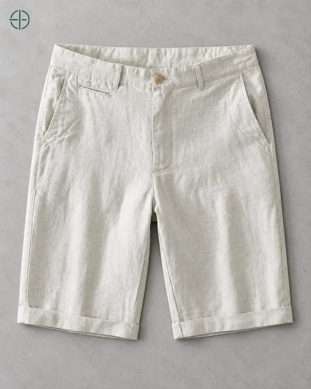 Bermuda 100% Linho Belga Masculina, cor Bege, Produto estendido de frente, em estúdio profissional com fundo cinza ostra.
