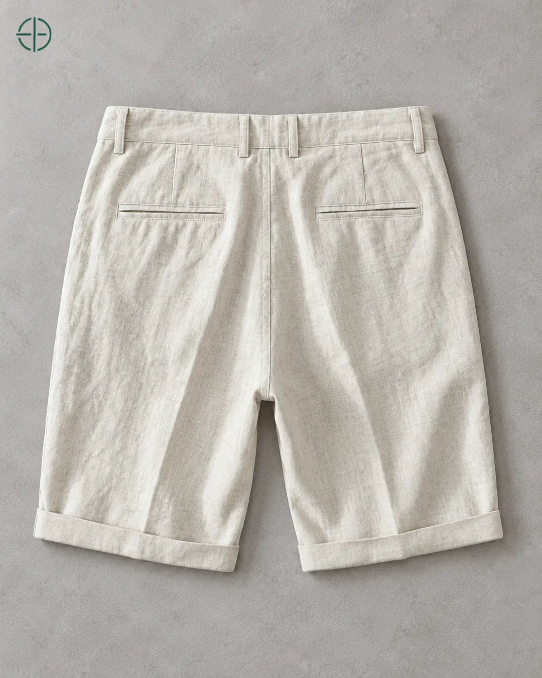 Bermuda 100% Linho Belga Masculina, cor Bege, Produto estendido de costas, em estúdio profissional com fundo cinza ostra.