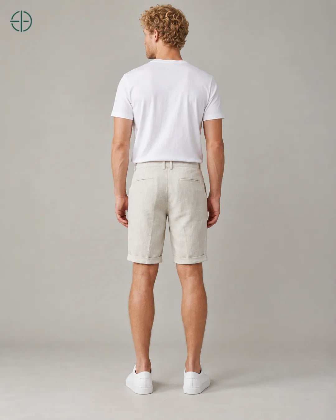 Bermuda 100% Linho Belga Masculina, cor Bege, Mesmo modelo e roupa de costas, em estúdio profissional com fundo cinza ostra.