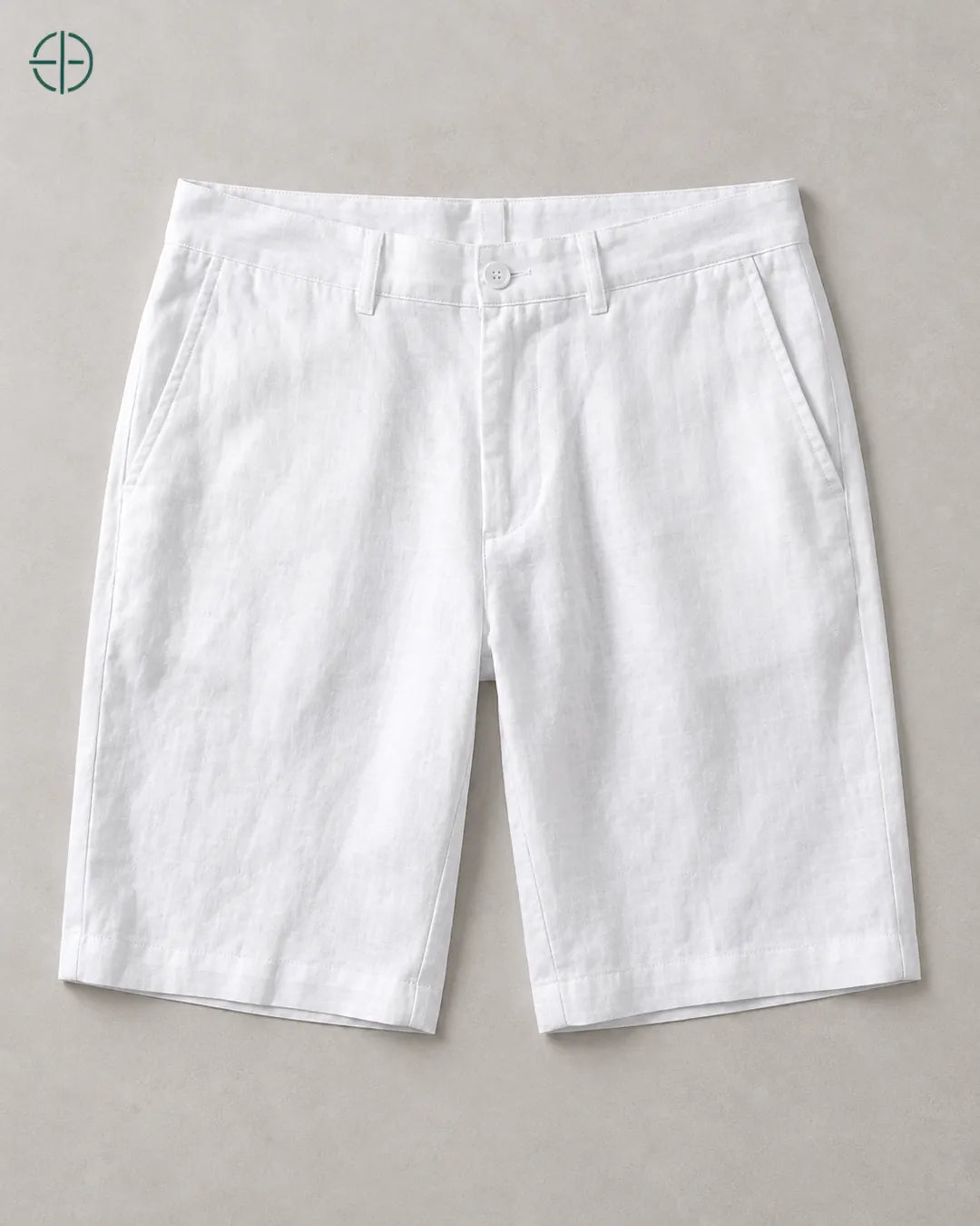 Bermuda 100% Linho Belga Masculina, cor Branco, Produto estendido de frente, em estúdio profissional com fundo cinza ostra.