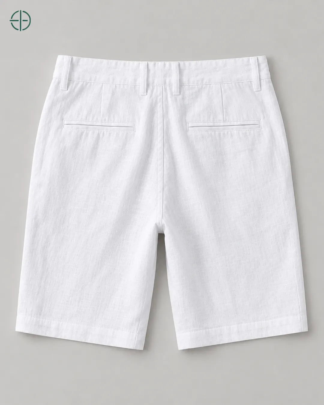 Bermuda 100% Linho Belga Masculina, cor Branco, bermuda estendida no chão, vista de costas. Fotografia de produto Rest Money.