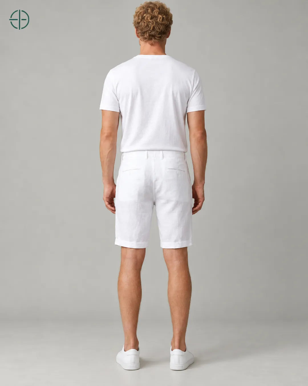 Bermuda 100% Linho Belga Masculina, cor Branco, Mesmo modelo e roupa de costas, em estúdio profissional com fundo cinza ostra.