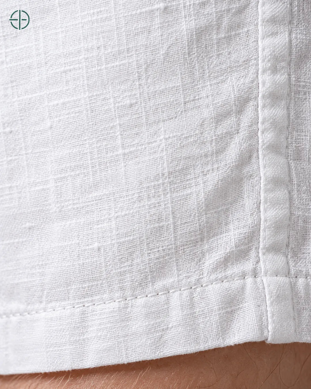 Bermuda 100% Linho Belga Masculina, cor Branco, Detalhe do tecido e da barra no modelo, em estúdio profissional com fundo cinza ostra.