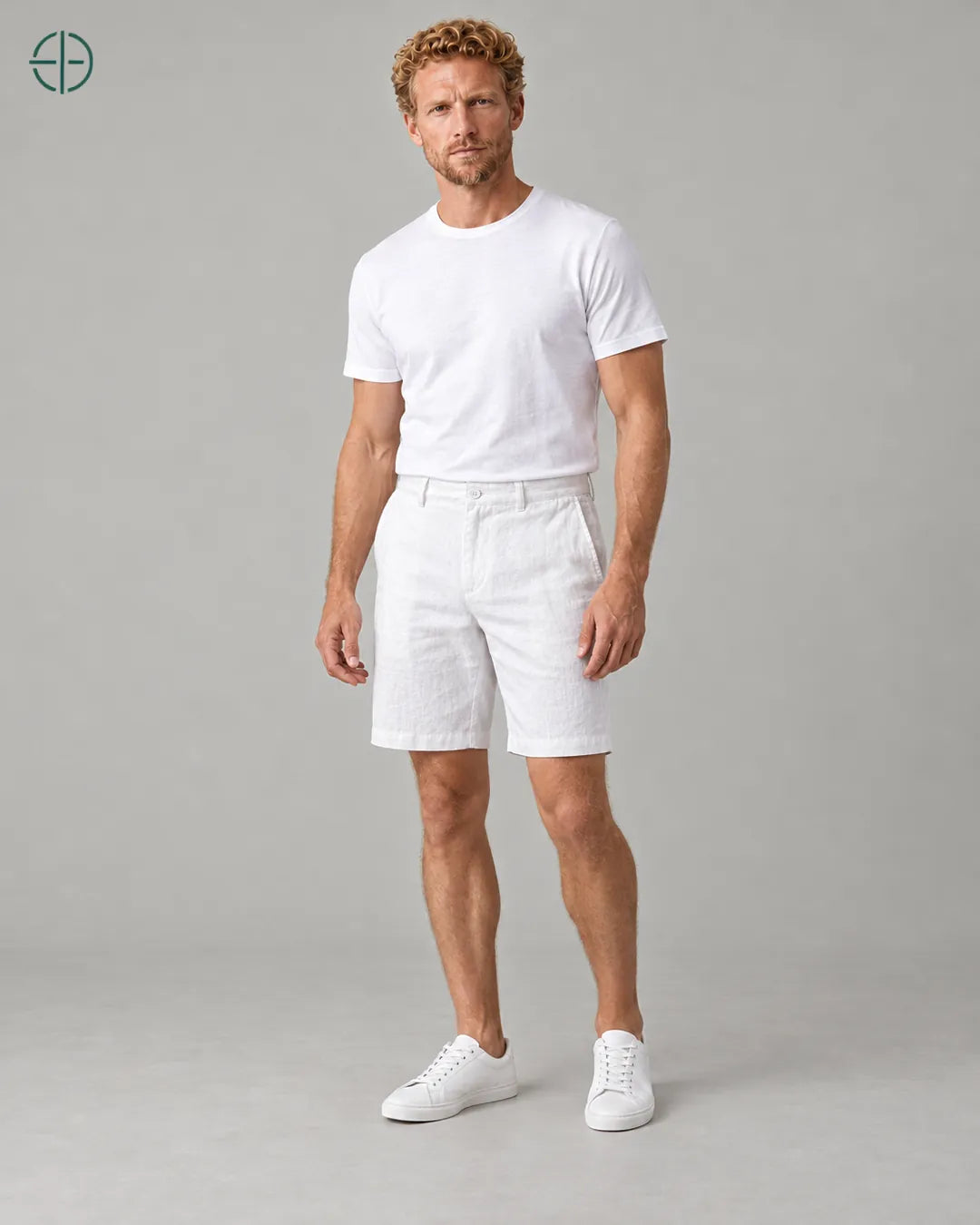 Bermuda 100% Linho Belga Masculina, cor Branco, Caimento em pose natural de três quartos, em estúdio profissional com fundo cinza ostra.