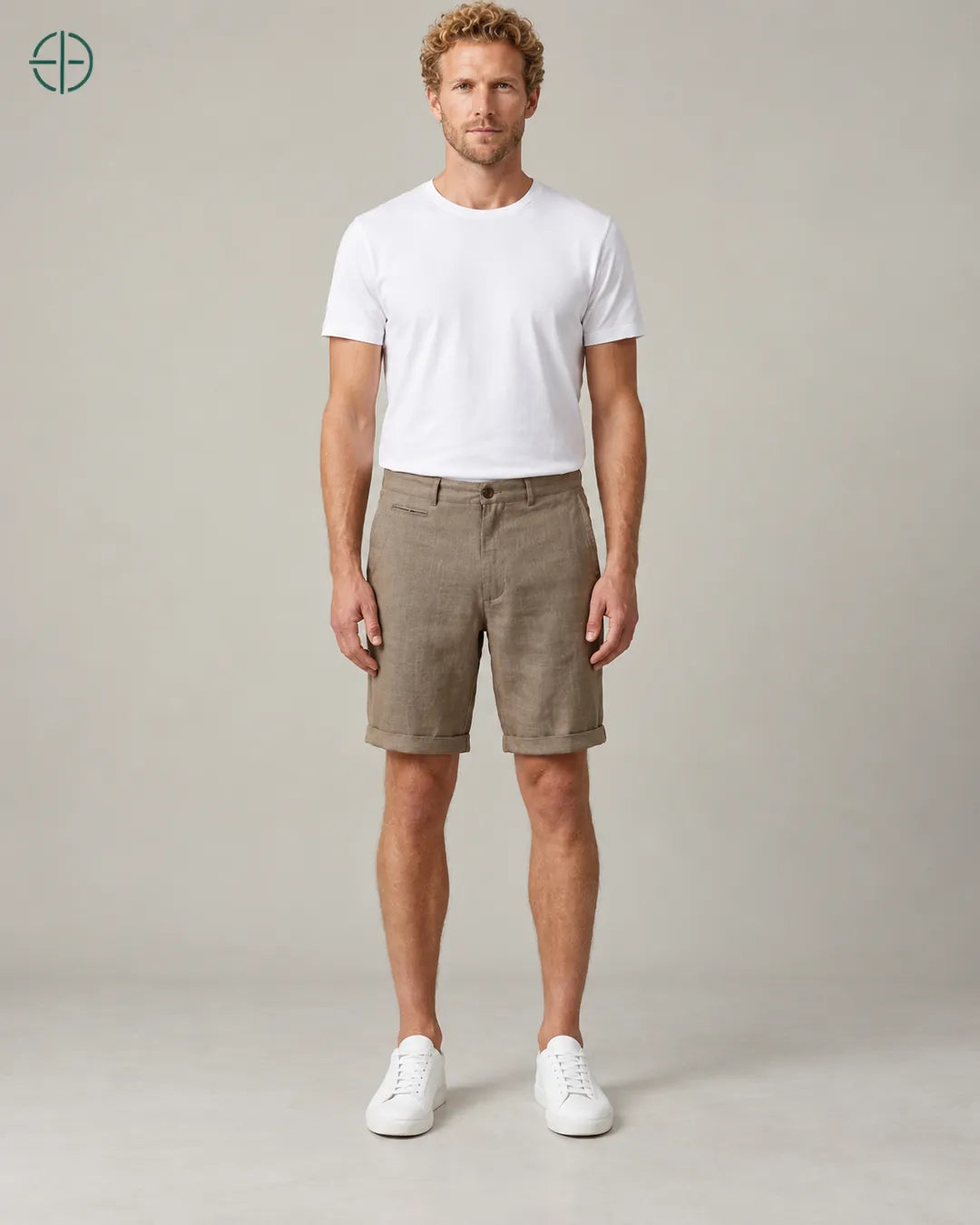 Bermuda 100% Linho Belga Masculina, cor Marrom, Modelo de corpo inteiro de frente, em estúdio profissional com fundo cinza ostra.