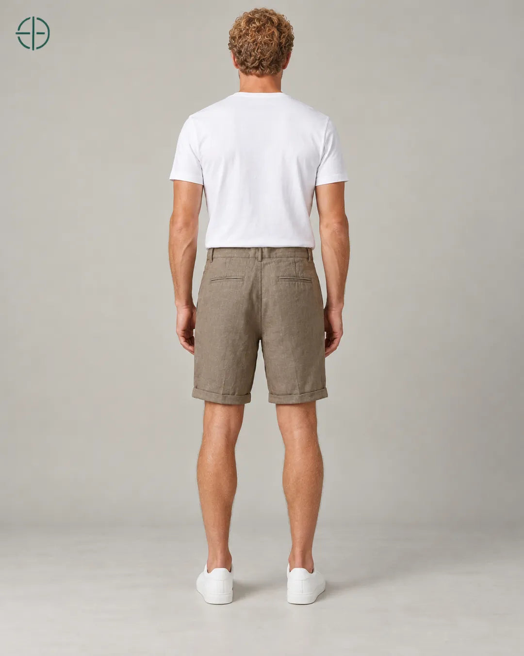 Bermuda 100% Linho Belga Masculina, cor Marrom, Mesmo modelo e roupa de costas, em estúdio profissional com fundo cinza ostra.