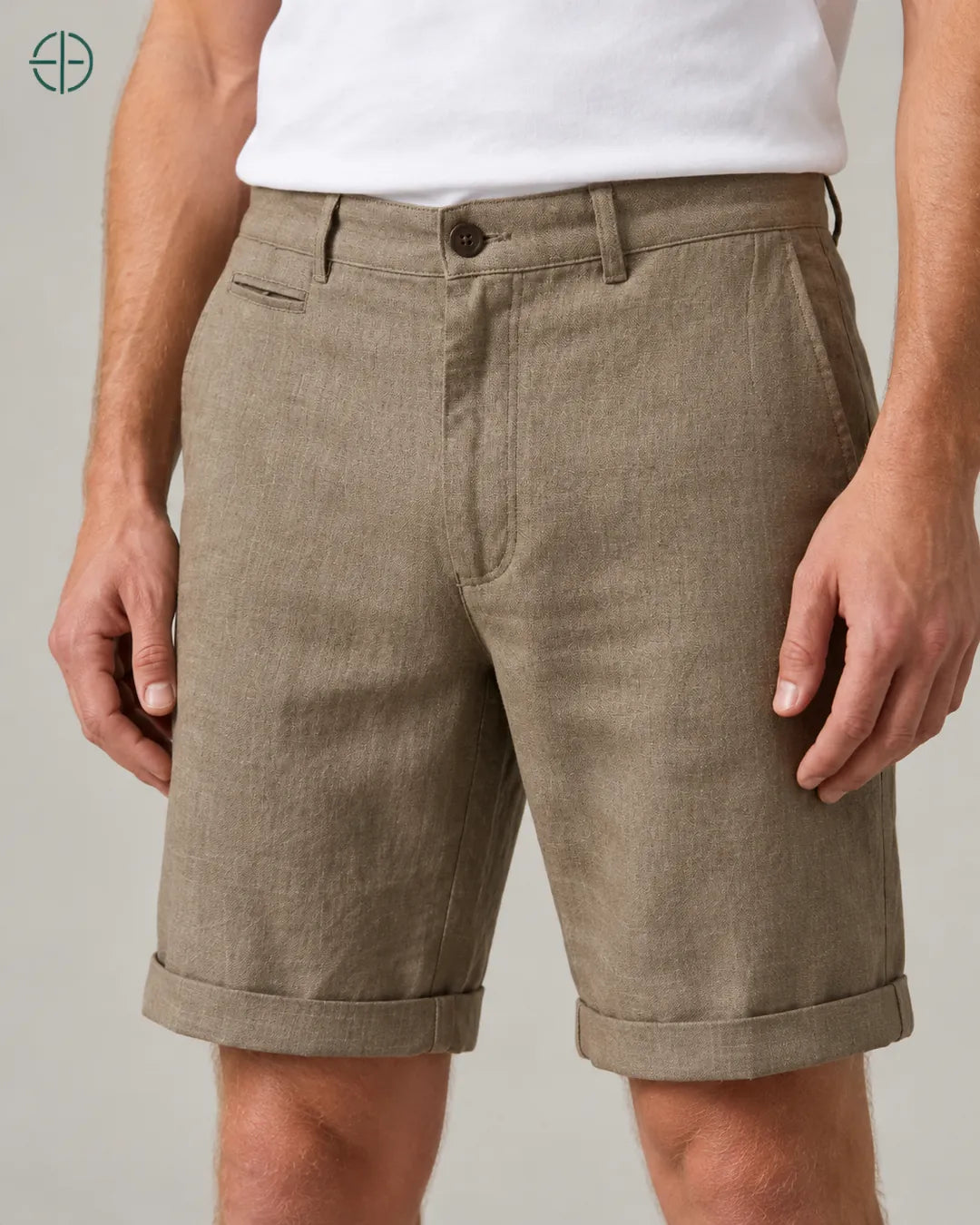 Bermuda 100% Linho Belga Masculina, cor Marrom, Macro do produto no modelo, em estúdio profissional com fundo cinza ostra.
