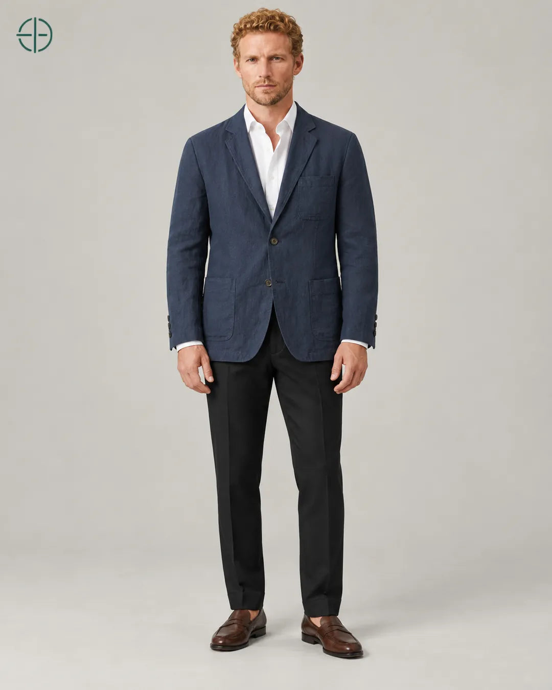 Blazer 100% Linho Belga, cor Azul Marinho, modelo de corpo inteiro de frente. Fotografia de produto Rest Money.