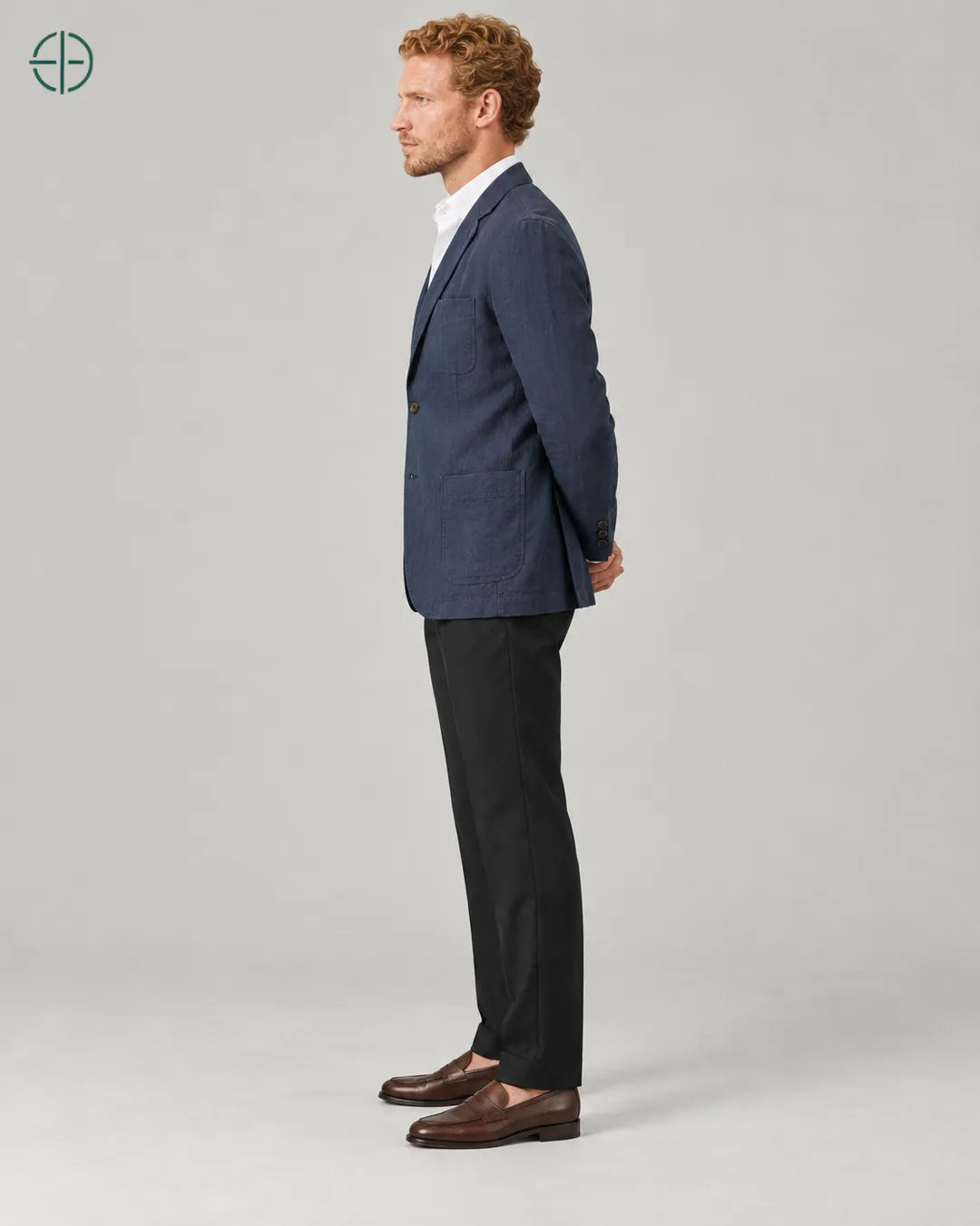 Blazer 100% Linho Belga, cor Azul Marinho, mesmo modelo e roupa de lado. Fotografia de produto Rest Money.