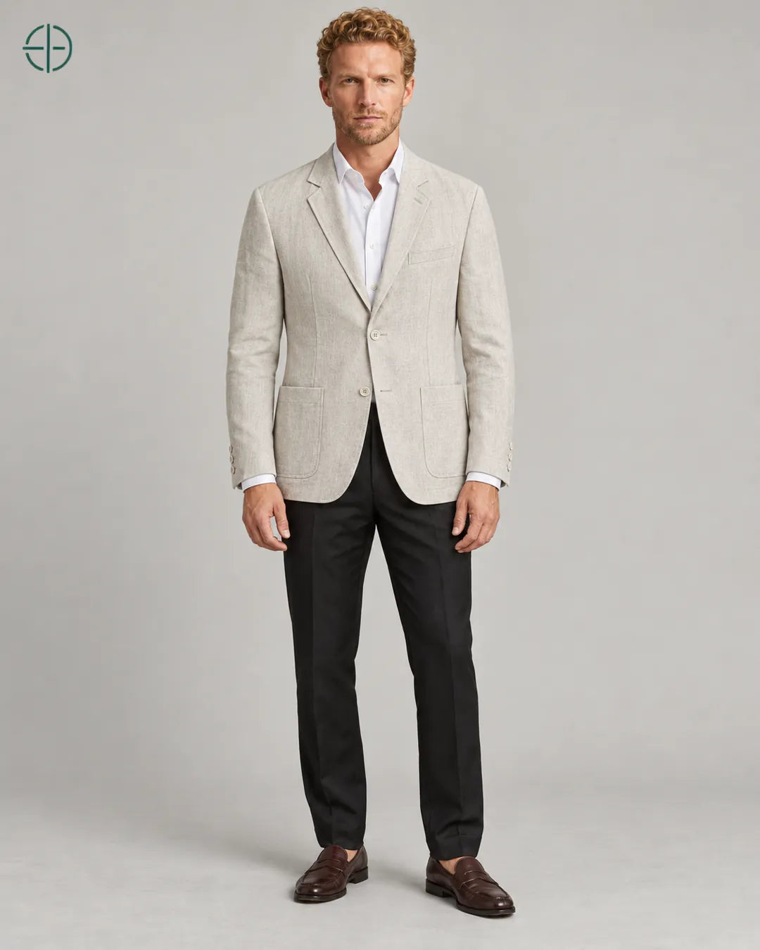 Blazer 100% Linho Belga, cor Bege, modelo de corpo inteiro de frente. Fotografia de produto Rest Money.