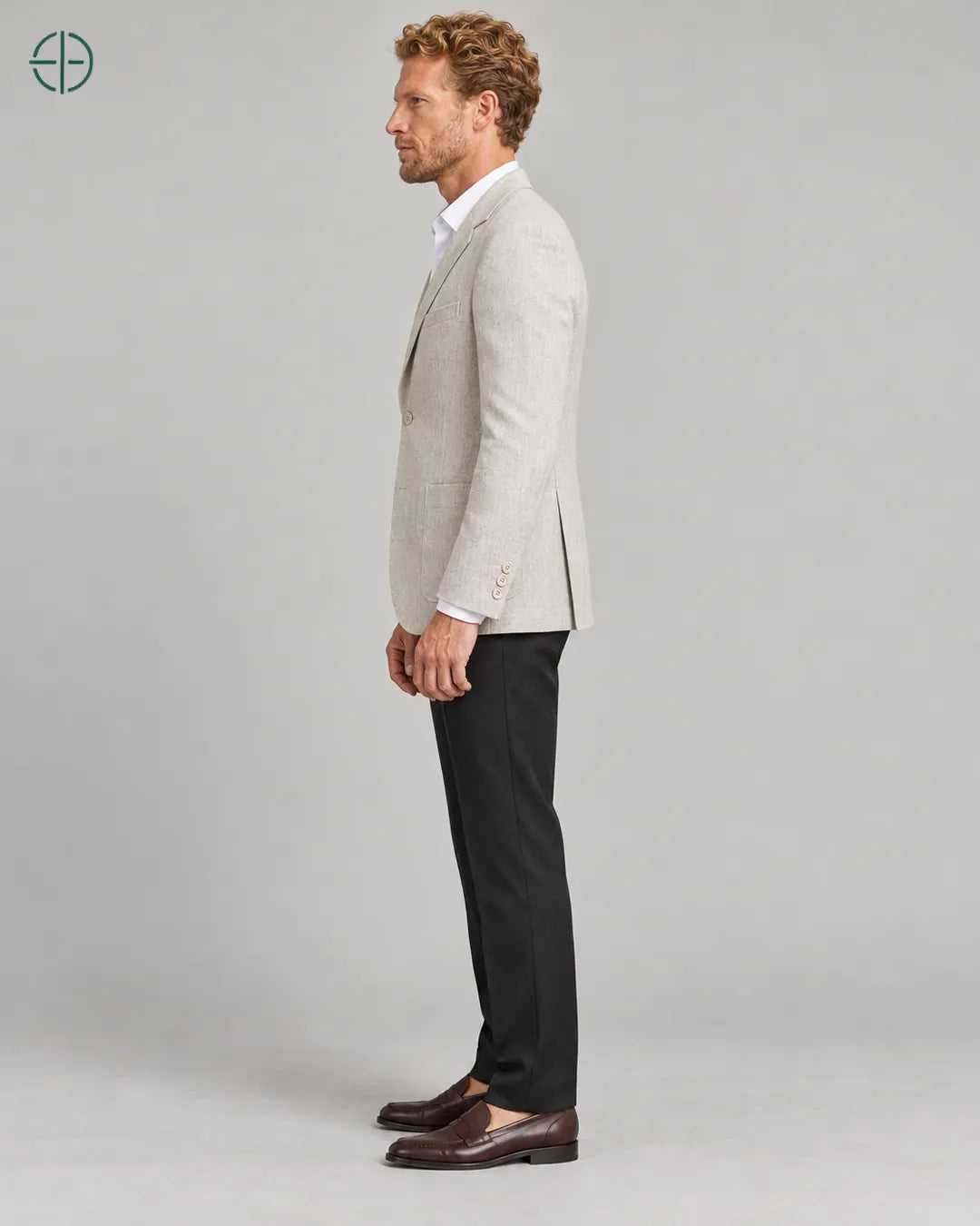 Blazer 100% Linho Belga, cor Bege, mesmo modelo e roupa de lado. Fotografia de produto Rest Money.