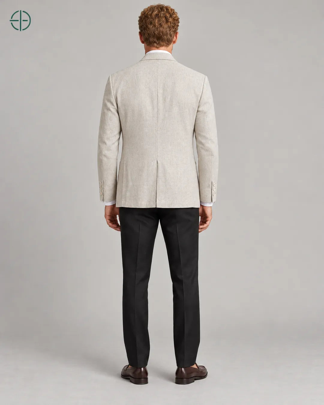 Blazer 100% Linho Belga, cor Bege, mesmo modelo e roupa de costas. Fotografia de produto Rest Money.