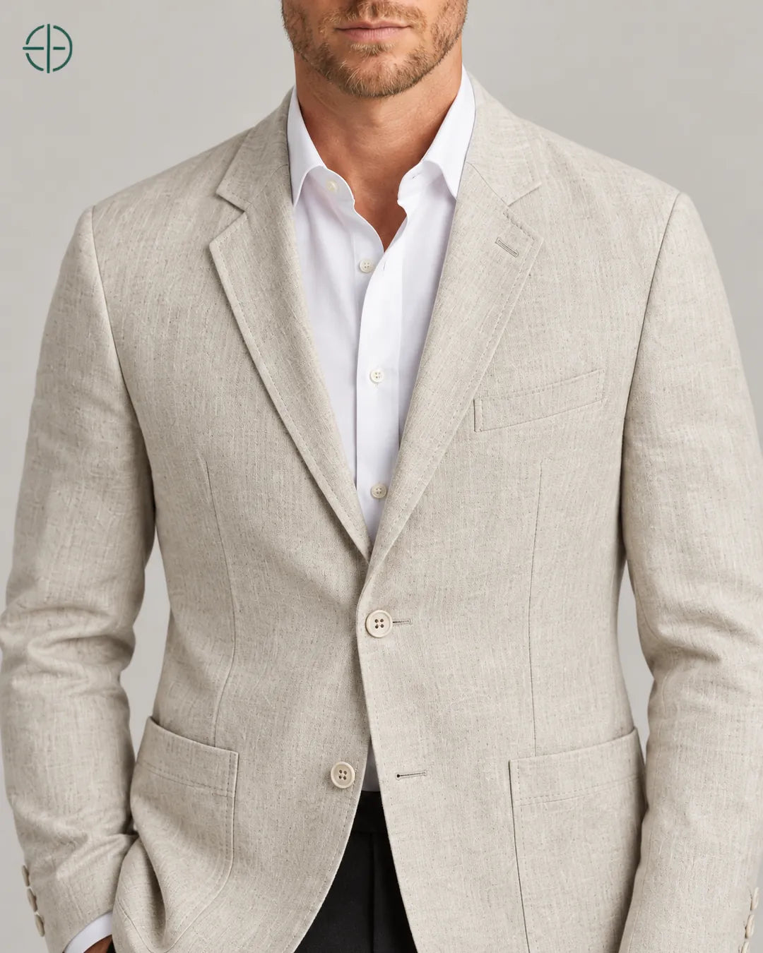 Blazer 100% Linho Belga, cor Bege, macro do tecido e acabamento no modelo. Fotografia de produto Rest Money.
