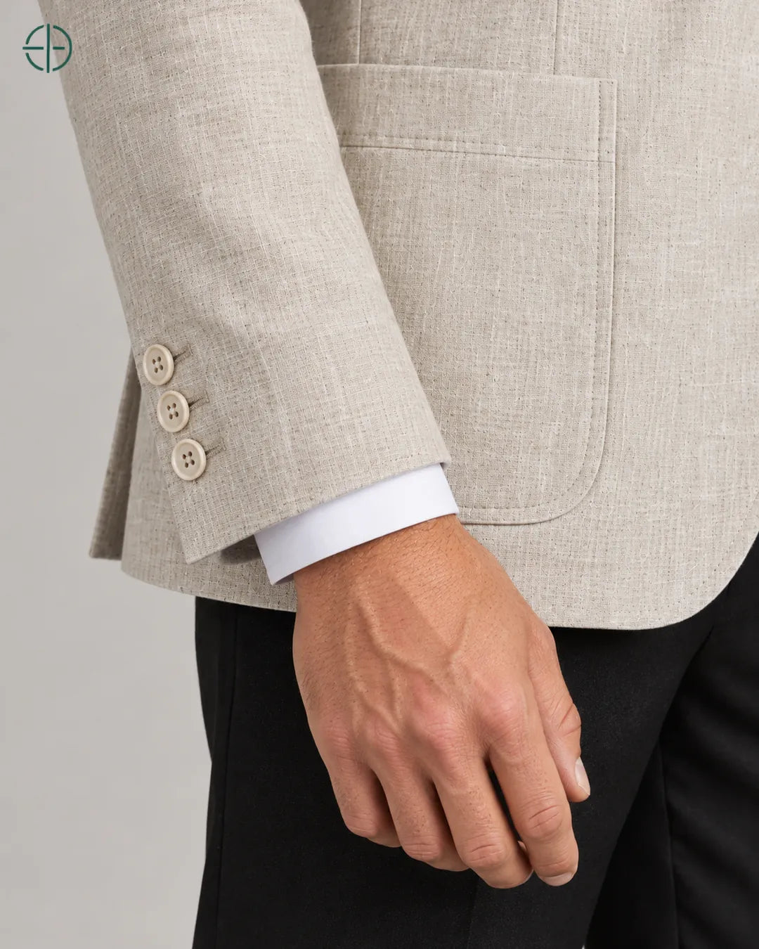 Blazer 100% Linho Belga, cor Bege, detalhe tátil da trama e costura no modelo. Fotografia de produto Rest Money.