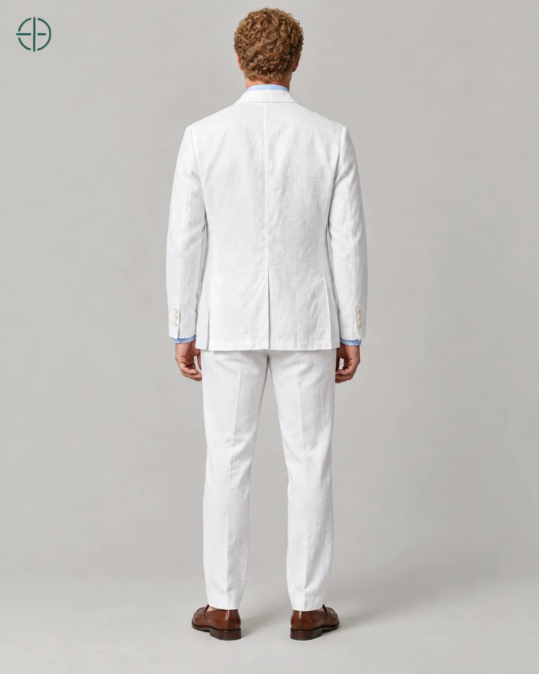 Blazer 100% Linho Belga, cor Branco, mesmo modelo e roupa de costas. Fotografia de produto Rest Money.