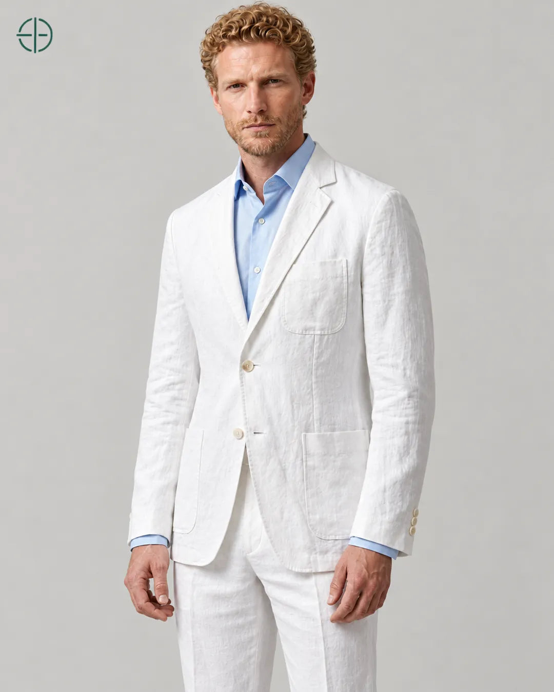 Blazer 100% Linho Belga, cor Branco, mesmo modelo em três quartos mostrando o caimento. Fotografia de produto Rest Money.