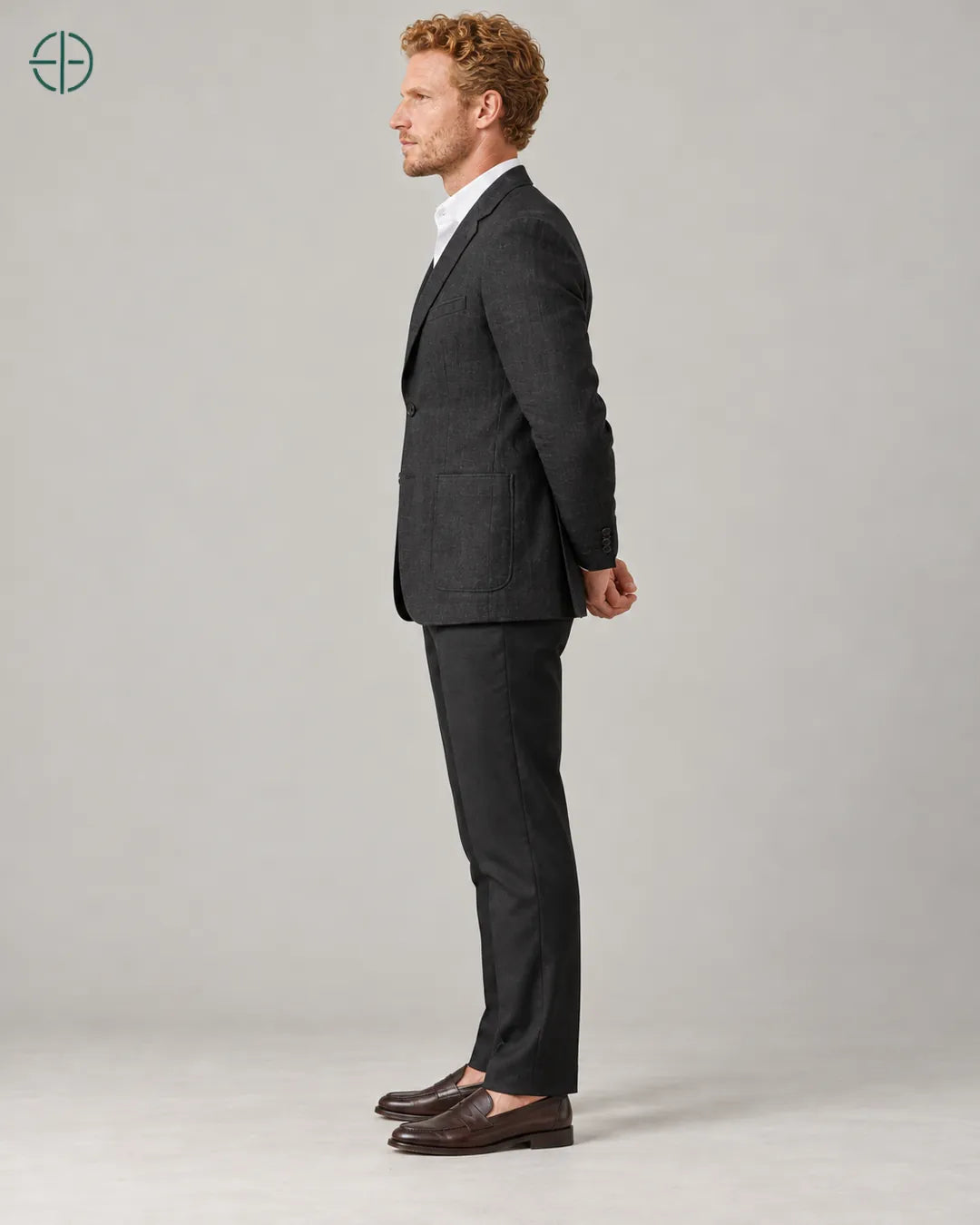 Blazer 100% Linho Belga, cor Preto, mesmo modelo e roupa de lado. Fotografia de produto Rest Money.