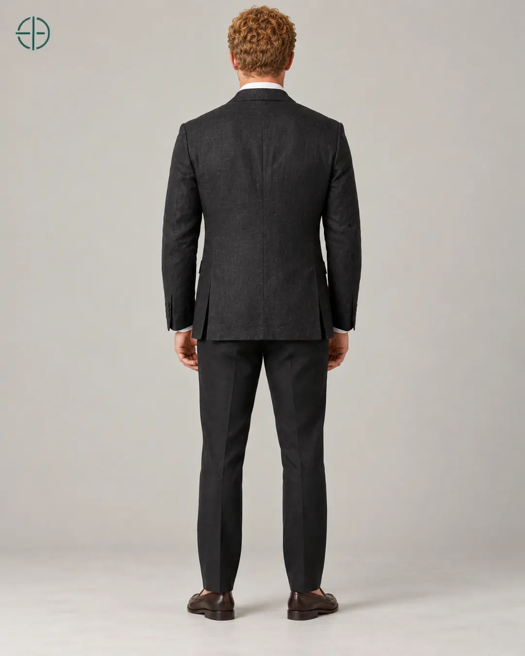 Blazer 100% Linho Belga, cor Preto, mesmo modelo e roupa de costas. Fotografia de produto Rest Money.