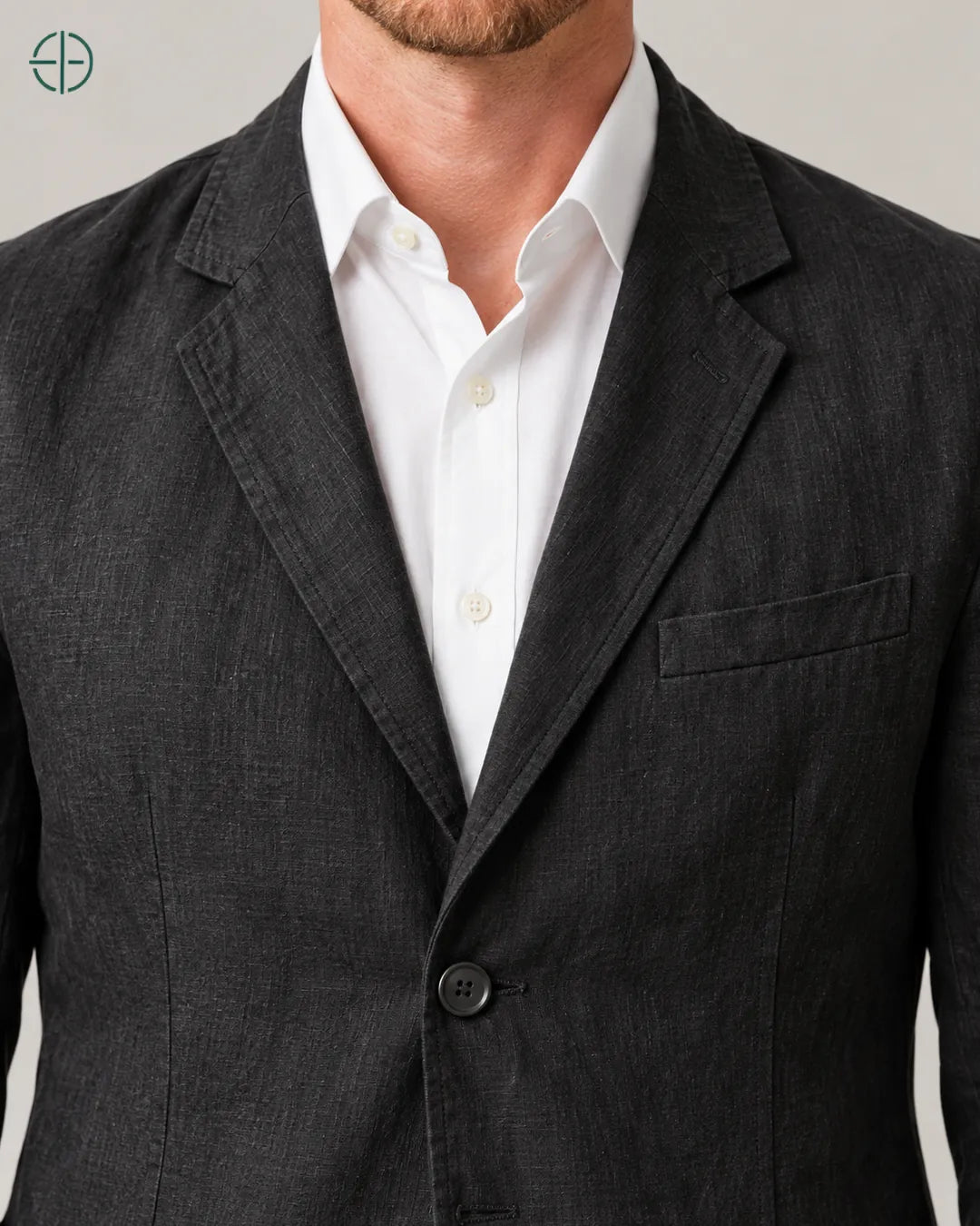 Blazer 100% Linho Belga, cor Preto, macro do tecido e acabamento no modelo. Fotografia de produto Rest Money.