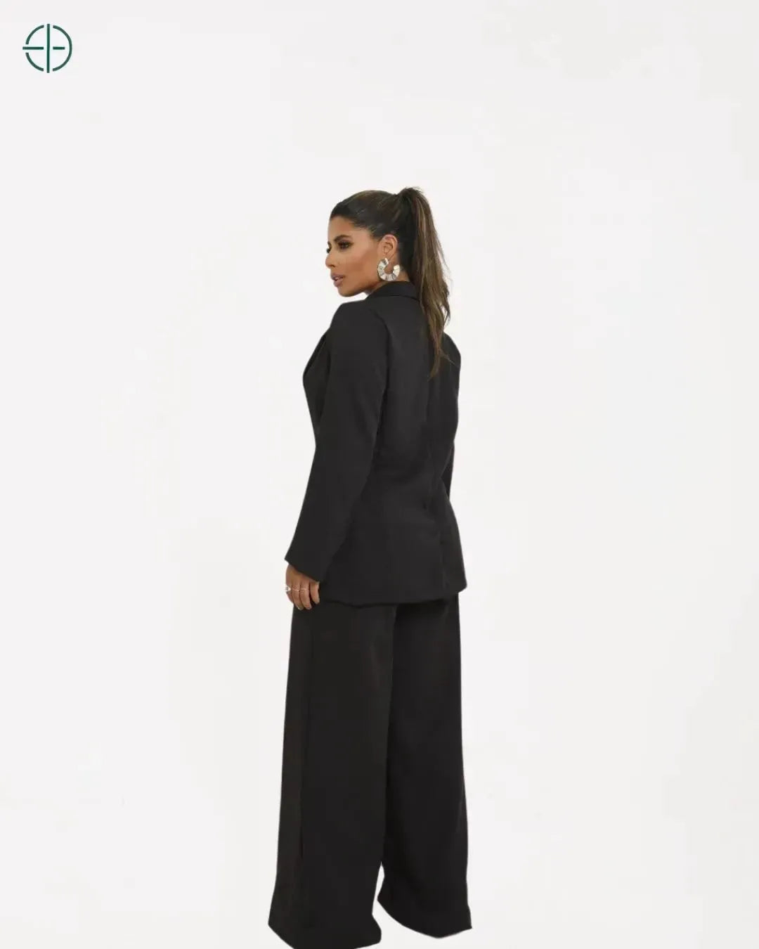 blazer usado aberto com blusa por baixo

