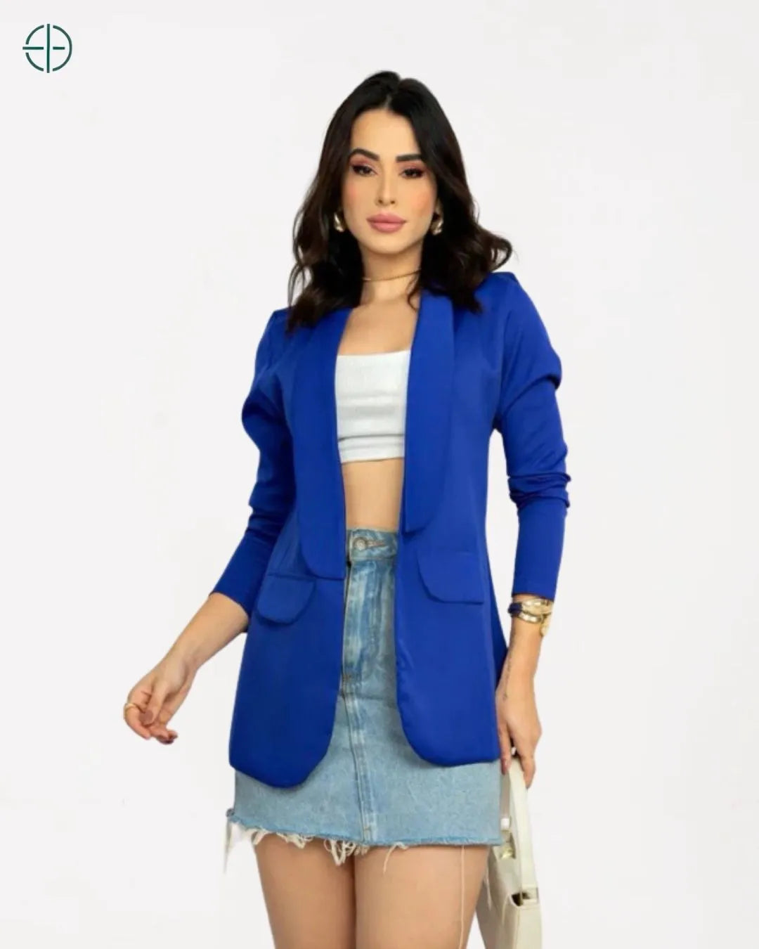 modelo usando blazer em cenário urbano sofisticado

