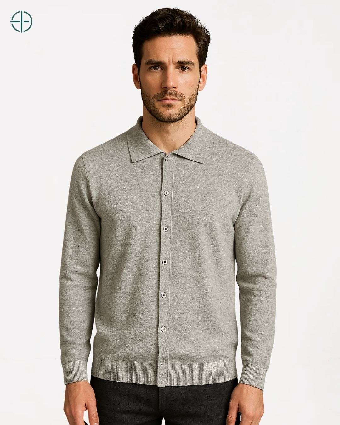 Close-up da plaqueta com botões de luxo na fina malha de caxemira.

